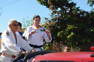 Medalhista tupãense no Parapan é recepcionada com desfile em carro aberto