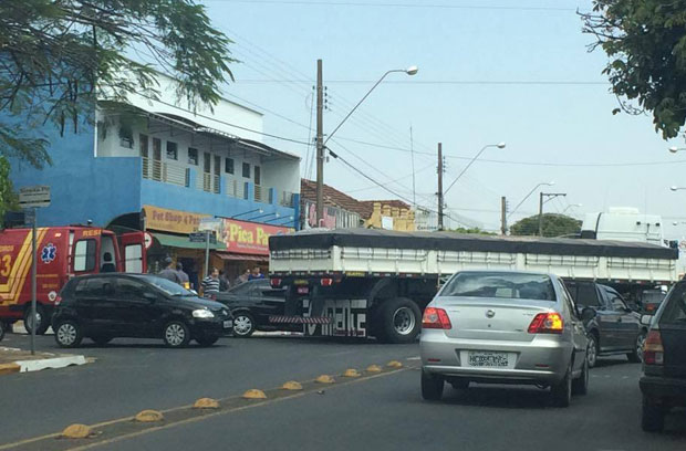 Acidente entre carro e carreta interdita por instantes a Av. Tabajaras