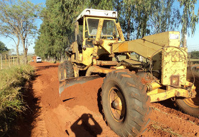 Após reclamação de moradores, Prefeitura executa melhorias na estrada rural de Varpa