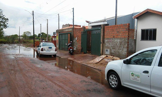Chuvas causam danos em Paraguaçu e moradores têm casas invadidas pela água, nesta terça