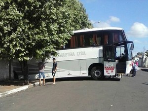 Sem motorista, ônibus desce de ré e invade escola de Parapuã