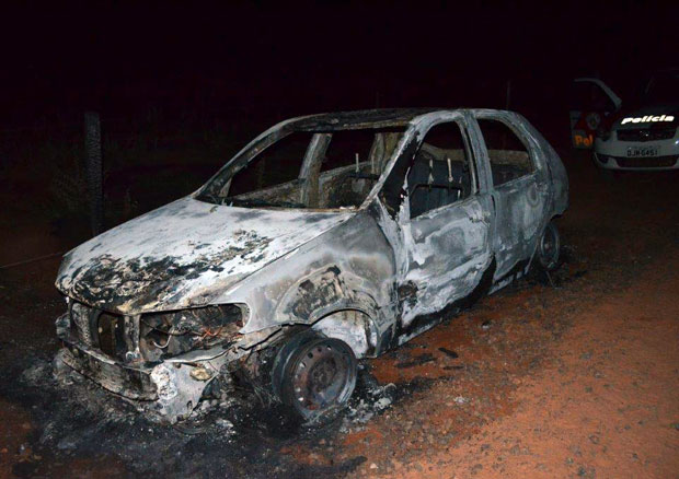 Veículo Fiat/Pálio é consumido por incêndio no distrito de Parnaso