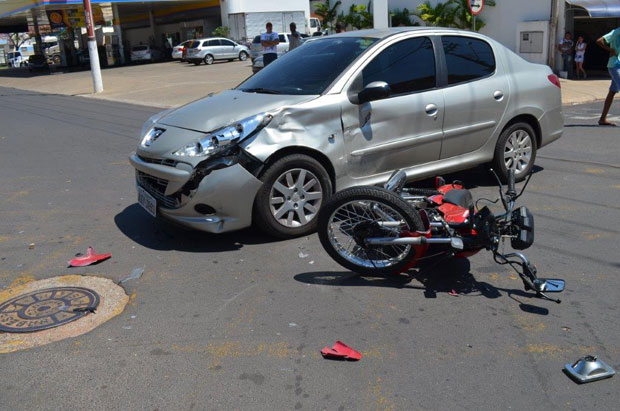 Cruzamento perigoso: motociclista fica ferido ao bater em veículo na Av. Tabajaras