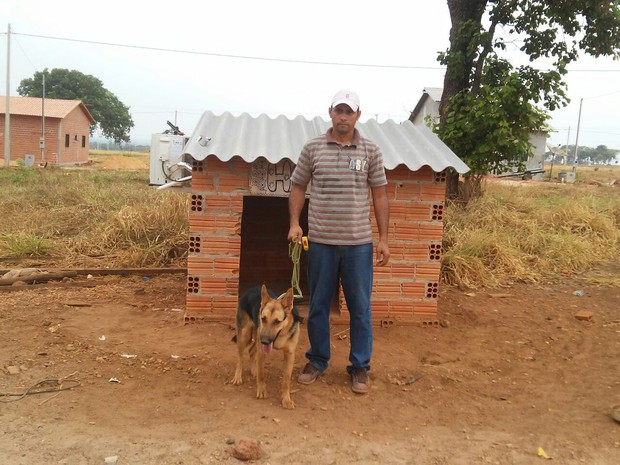 Homem instala ar-condicionado em casa de cadela de estimação