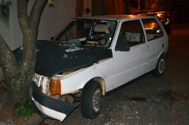 Veículo bate em árvore na Vila Santa Rita e uma pessoa fica ferida