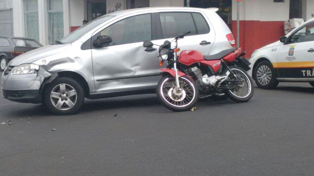 Veículo cruza Rua Aimorés e causa acidente com motociclista