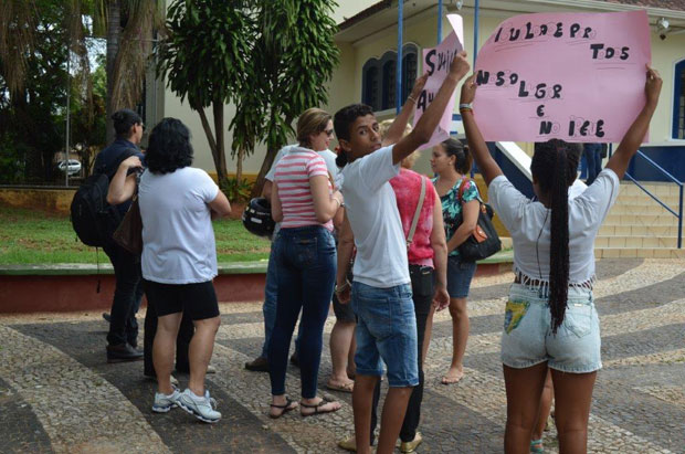 Professores e estudantes protestam contra possível fechamento de escolas em Tupã