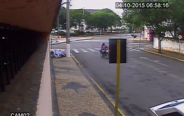 Câmera flagra batida violenta de motociclista contra o poste no centro de Tupã