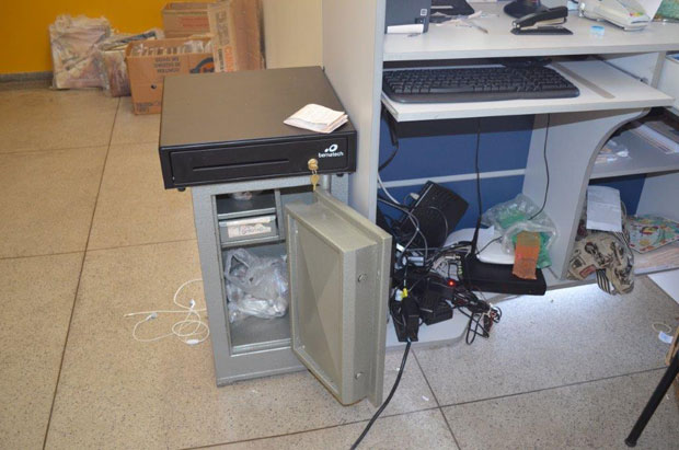 Ladrão com faca invade correspondente bancário e rouba cerca de R$ 20 mil, em Tupã