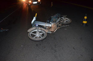 Moto com lanterna queimada se envolve em acidente com outra moto na SP 294