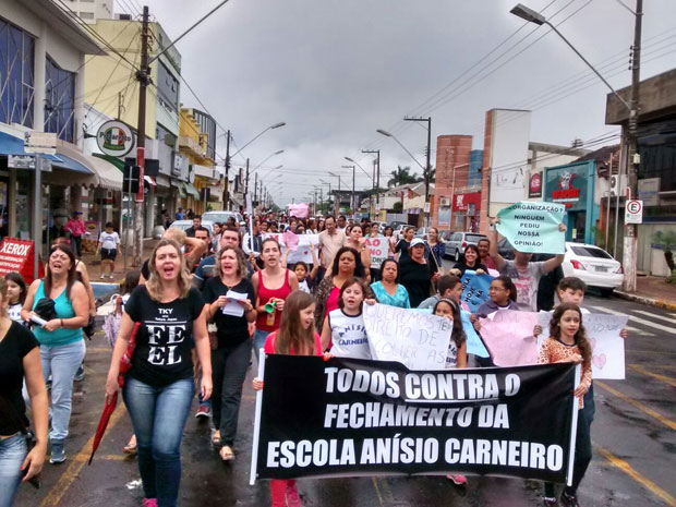 Moradores de Tupã protestam contra reestruturação nas escolas estaduais