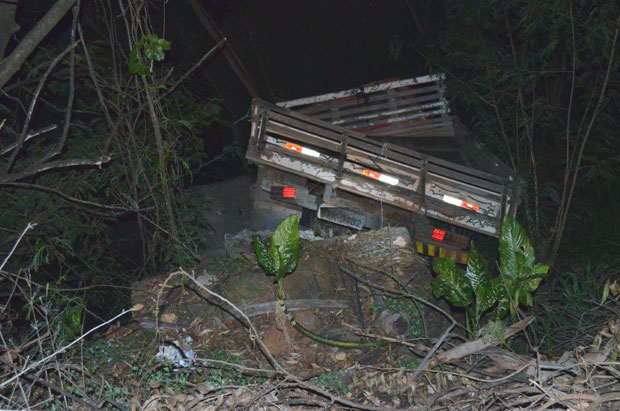 Caminhão sem freio cai no Córrego Afonso XIII em Tupã