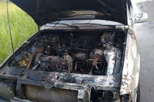 Motor de carro pega fogo e bombeiros são acionados na Vila Inglesa