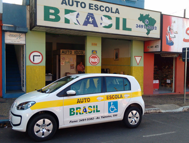 Auto Escola Brasil orienta quem pode fazer aulas em carro adaptado