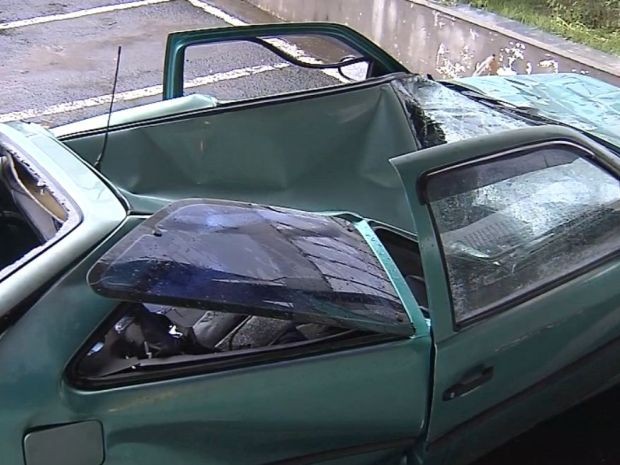 Carro é atingido por calha na rodoviária de Marília e fica destruído