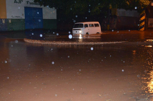 Chuva causa alagamentos e lixo toma conta das ruas de Tupã
