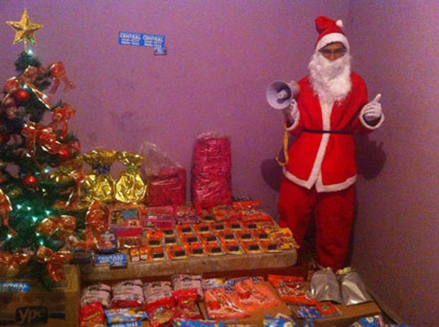 Mototaxista que se veste de Papai Noel começa arrecadar doações