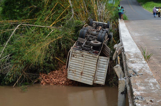 Caminhão perde o controle e cai da ponte do Rio do Peixe em Tupã