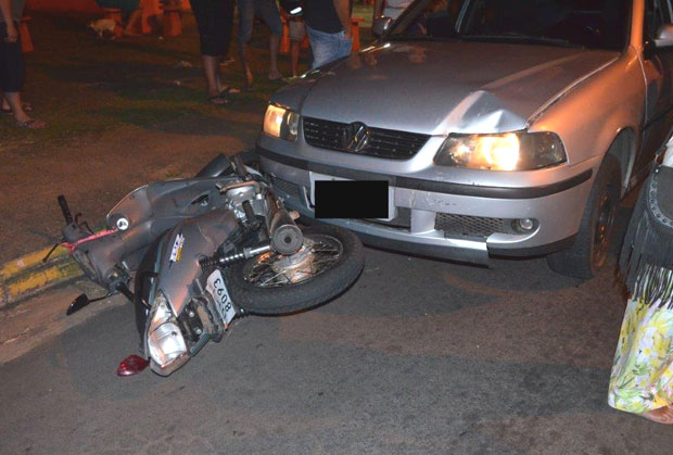 Moto é atingida na traseira por veículo e condutor fica gravemente ferido