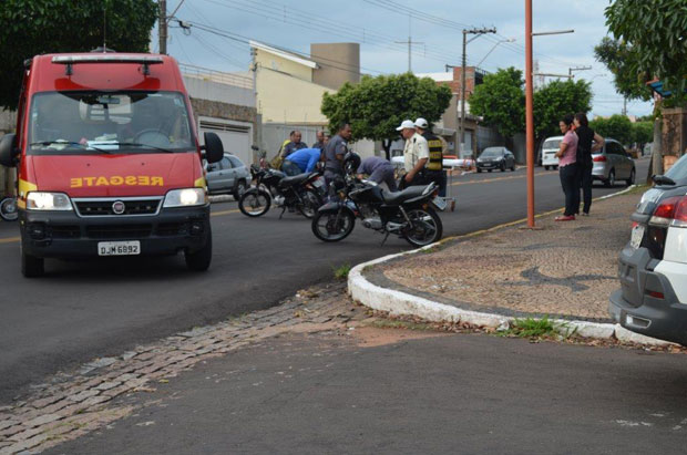 Taxista de 75 anos se envolve em acidente com moto em cruzamento