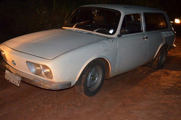 Polícia flagra motorista dormindo dentro de carro parado em estrada