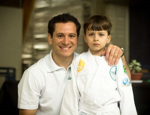 Judoca tupãense Tiago Camilo pede ajuda para manter projeto com 400 crianças