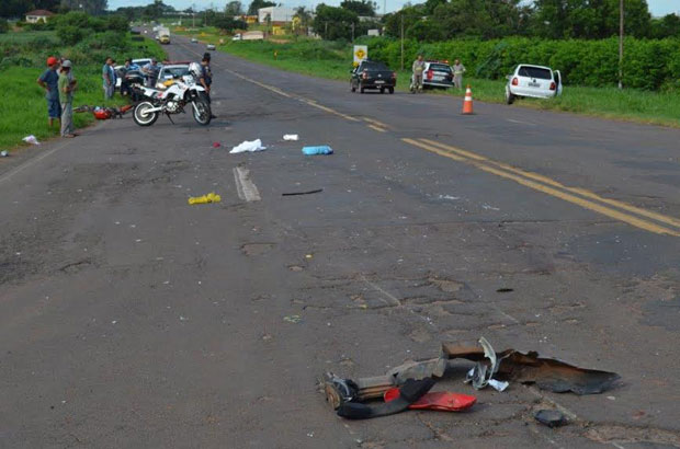 Motociclista e garupa morrem em acidente entre carro e moto em Bastos