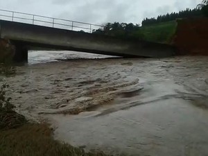 Chuva causa deslizamento de terra e derruba pontes em Pompéia