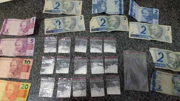 Traficantes tentam despistar a PM, mas acabam presos com cocaína