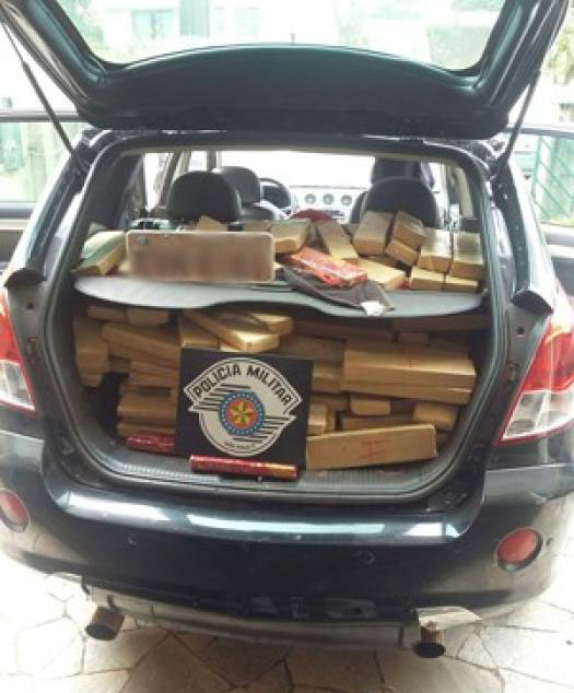 Mais de 550 tabletes de maconha são encontrados em carro roubado na região