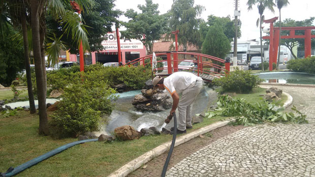 Praças de Tupã recebem trabalhos de limpeza e manutenção