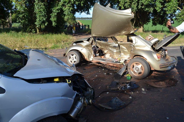 Acidente entre dois veículos deixa cinco pessoas feridas em Iacri