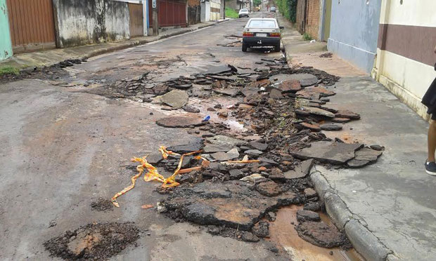 Enxurrada destrói pavimentação asfáltica de ruas na região Leste da cidade