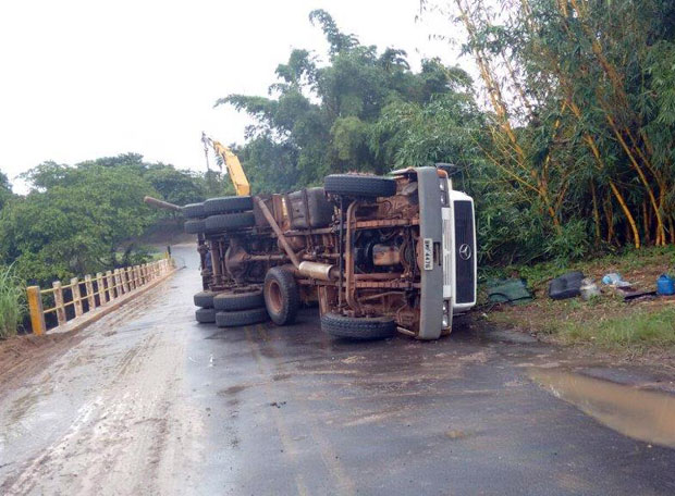 Caminhão perde o freio e tomba sobre a ponte do Rio do Peixe