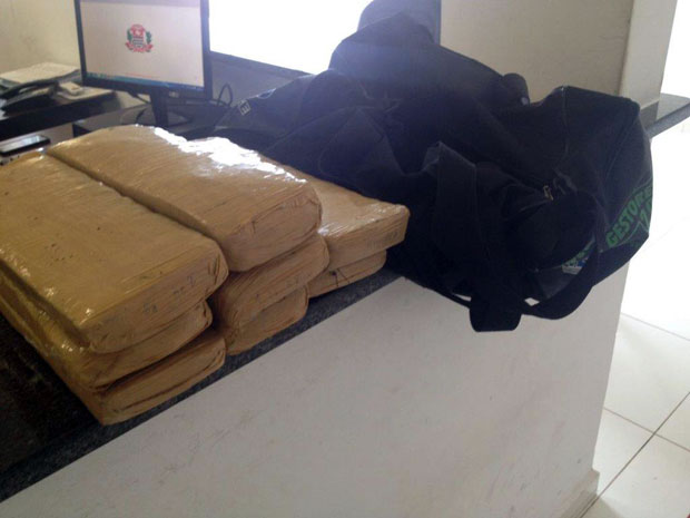 Polícia Rodoviária de Tupã localiza tijolos de maconha em bagagem de adolescente