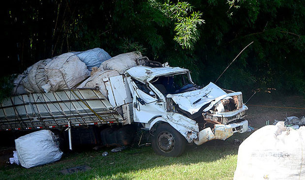 Caminhoneiros de Tupã ficam feridos em acidente em Araçatuba