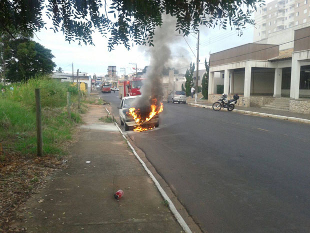 Veículo pega fogo na Av. Brasil e assusta motorista que levava a filha para escola