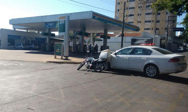 Motociclista fica ferido em acidente com carro no centro de Tupã