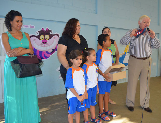 Educação entrega kit de uniforme escolar para alunos da rede municipal