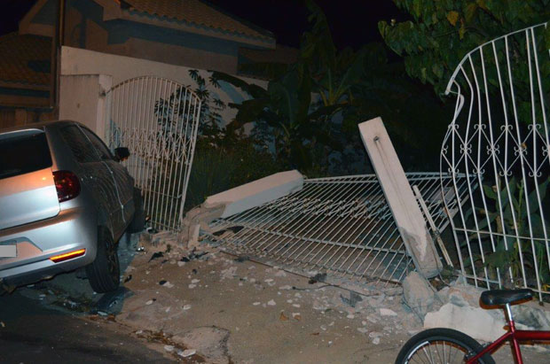 Adolescentes de 13 e 14 anos pegam veículo e batem em portão de residência em Tupã