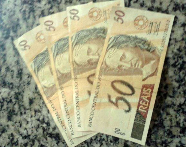 Homem é flagrado tentando passar notas falsas de R$ 50 em Tupã