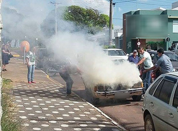 Em dois dias, mais um veículo pega fogo nas ruas de Bastos