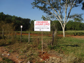 Placas alertando sobre descarte irregular do lixo são fixadas em 30 pontos da cidade