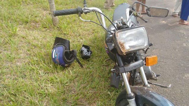 Motociclista fica ferido ao bater em poste na vicinal entre Parnaso e Tupã