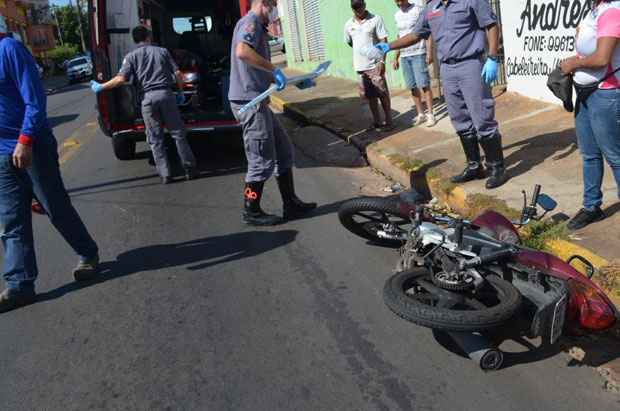 Ciclista perde o controle e atinge moto causando acidente