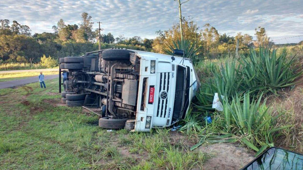 Caminhão carregado de ovos tomba em vicinal e motorista fica ferido