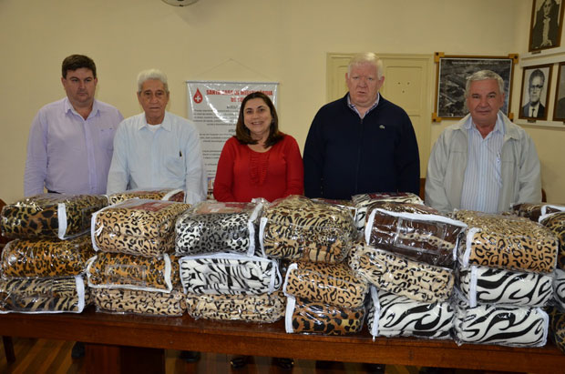 Prefeitura realiza entrega de cobertores à Santa Casa de Tupã
