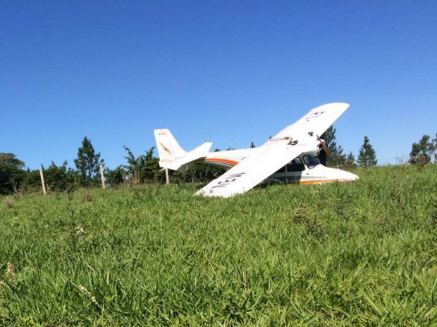 Avião experimental que seguia para Tupã faz pouso forçado às margens de rodovia em Marília