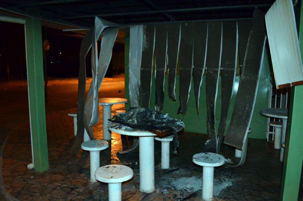 Vândalos ateiam fogo em quiosque de espetinhos na Rua Marília