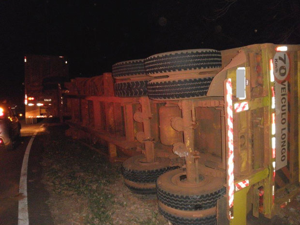 Bi-trem carregado com cana tomba em curva de vicinal de Iacri